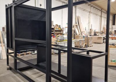Estructura metálica modular terminada, lista para revestir en madera.