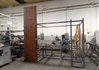 Montaje de paneles de madera en cocina modular exterior.
