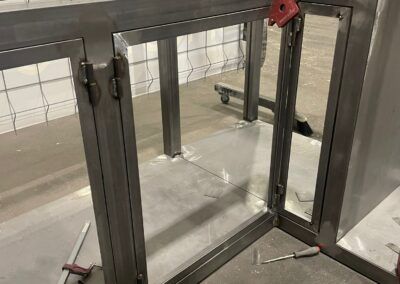 Proceso de soldadura de la estructura metálica para cocina exterior.