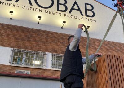 Se carga en las instalaciones de BAOBAB y se lleva a destino.